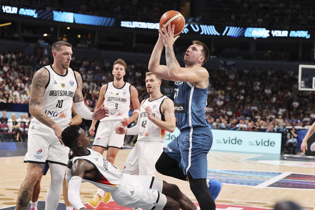 并且帮助身, 洛文尼亚已, 球员的队伍